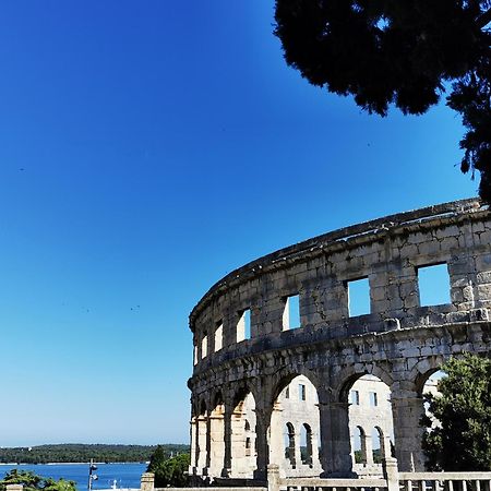 Lux Apartments In Downtown Pula Exterior foto