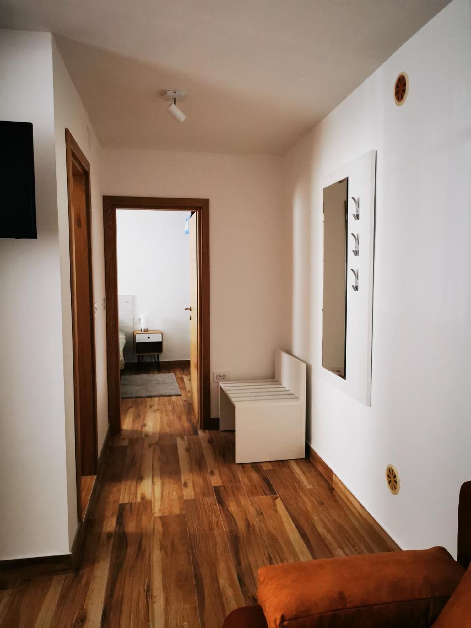 Lux Apartments In Downtown Pula Exterior foto