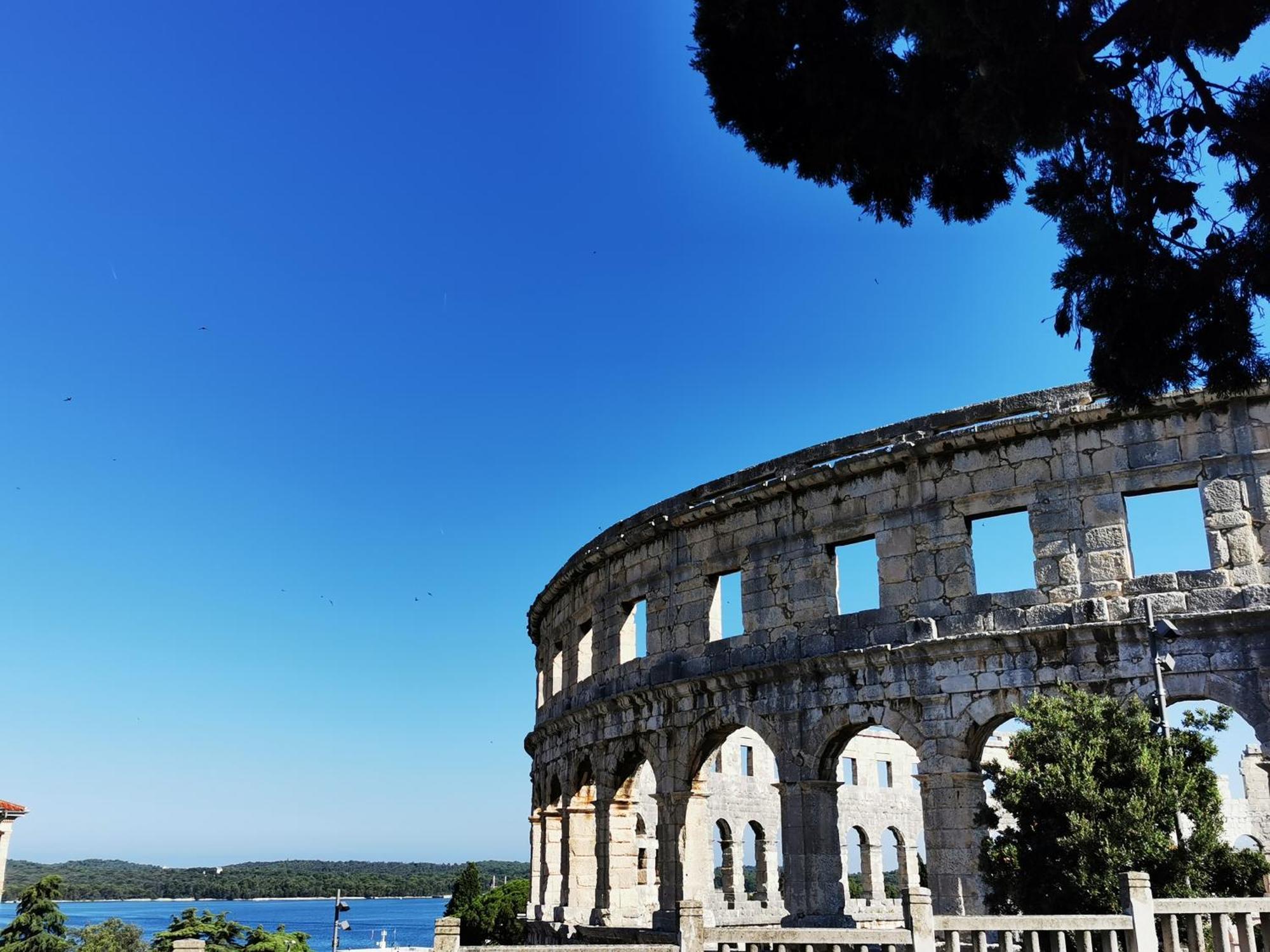 Lux Apartments In Downtown Pula Exterior foto