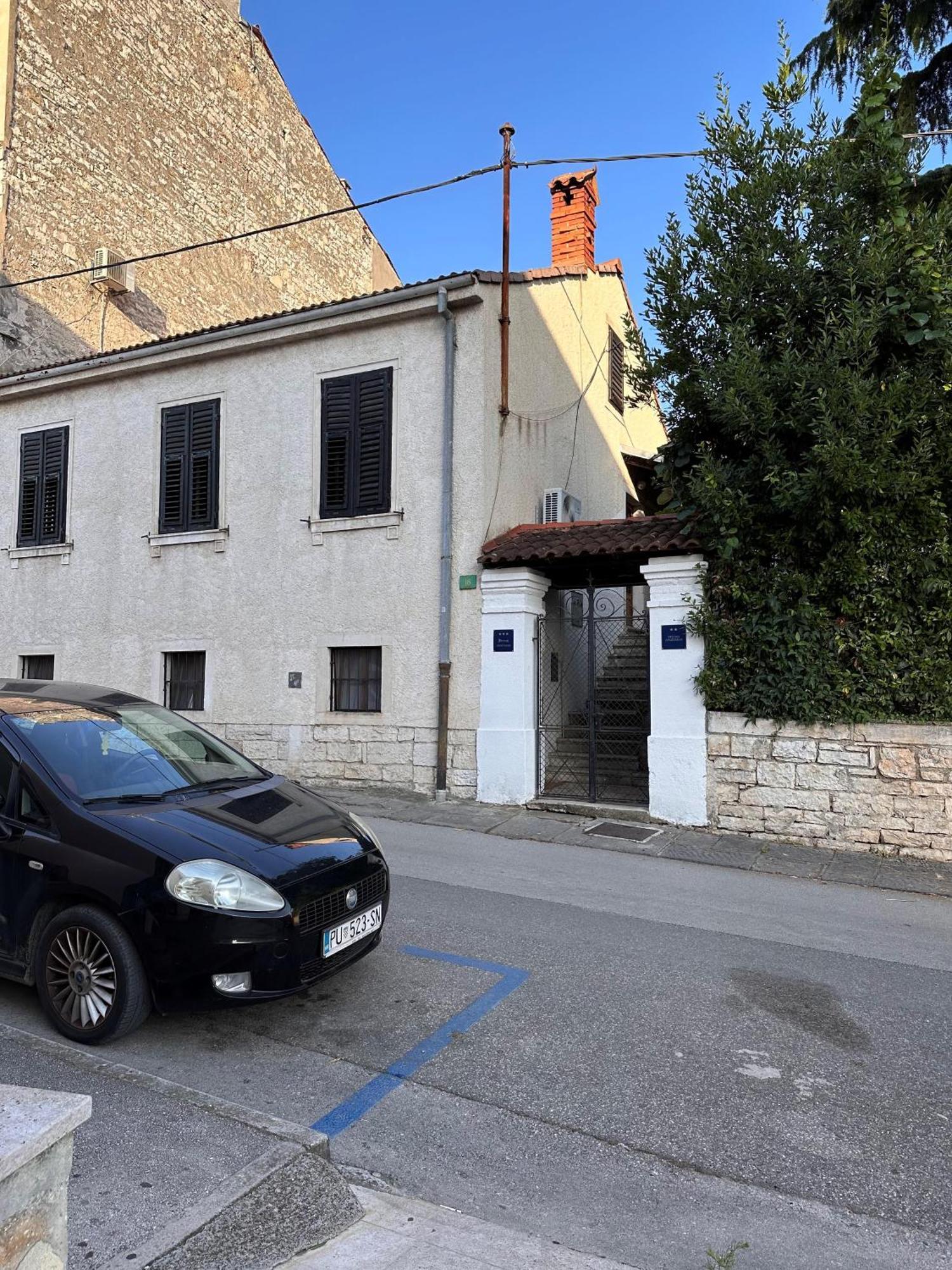 Lux Apartments In Downtown Pula Exterior foto
