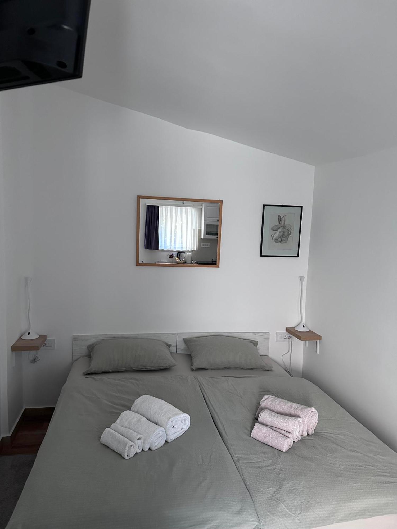 Lux Apartments In Downtown Pula Exterior foto